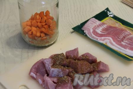 В чистую двухлитровую банку всыпать рис и морковь.&nbsp;