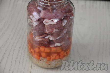 В банку с рисом и морковью вертикально поставить шашлыки на шажках. 