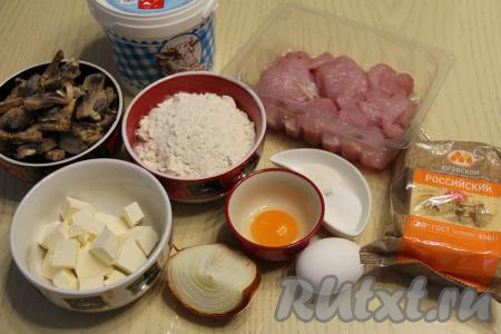 Подготовить продукты для приготовления киша с индейкой и грибами.