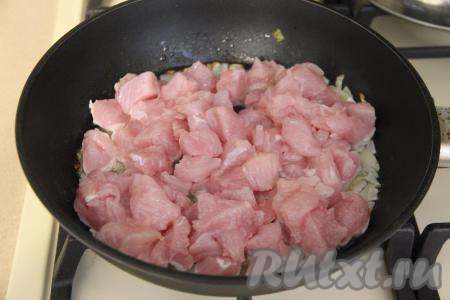 Затем добавить кусочки индейки в сковороду.