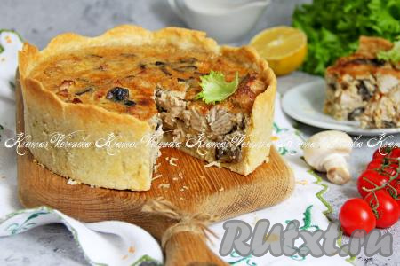 Выпекать киш с индейкой и грибами при температуре 180 градусов минут 50-55 (до золотистости). Готовый пирог остудить в течение 1-2 часов, а затем нарезать на кусочки и подать к столу.