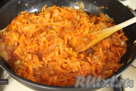 Обжарить овощи в томате 2-3 минуты, иногда помешивая. А после этого посолить по вкусу, добавить уксус, перемешать, снять томатный маринад с огня и дать остыть.