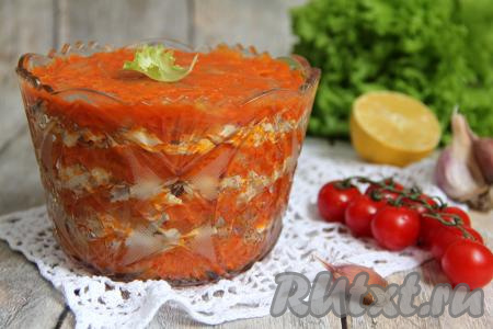 Нежную, очень вкусную скумбрию, приготовленную под маринадом из моркови и лука, подать к столу в качестве холодной закуски.