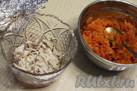 Получившееся филе скумбрии разделить на небольшие части (или порвать на волокна). Для формирования закуски я взяла салатник диаметром 18 сантиметров. На дно салатника выложить немного скумбрии, сверху ровным слоем выложить часть маринада. Таким образом, чередуя, выкладывать слоями рыбу и томатный маринад. Верхним слоем должен быть маринад.