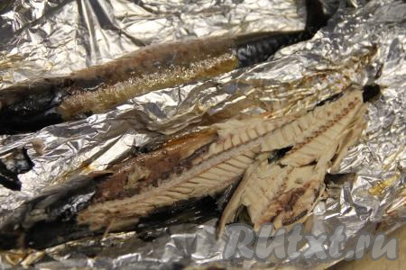 Готовую запечённую скумбрию достать из духовки, фольгу развернуть. Дать рыбке остыть. Скумбрию почистить, тщательно удаляя все косточки.