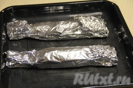 Завернуть каждую скумбрию в фольгу и поместить в разогретую духовку, запекать при температуре 200 градусов 30 минут.