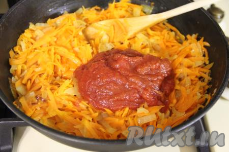 Обжаривать овощи минут 10-12 (до мягкости моркови), затем добавить томатную пасту, перемешать.