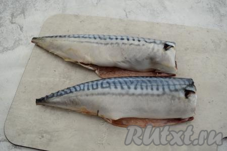 Пока рассол остывает, мы займёмся скумбрией. Тушки промыть, удалить головы, разрезать брюшки. Вынуть все внутренности, особенно тщательно промыть внутри брюшка, чтобы не было тёмной плёнки. Срезать плавники и хвосты.