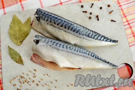 Скумбрия пряного посола, засоленная&nbsp;целиком, готова. Можно её нарезать на кусочки и подать в качестве холодной закуски к столу. Скумбрия, приготовленная в домашних условиях по этому рецепту, получается в меру солёной, очень аппетитной и вкусной. Я подала эту рыбку к варёной картошечке, съели её быстро и с большим удовольствием!