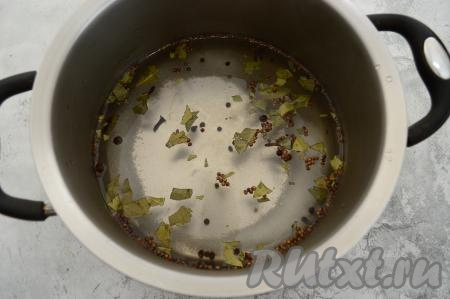 Влить воду и поставить на огонь, периодически перемешивая, дать рассолу закипеть. Я, чтобы ускорить процесс, кипячу воду в электрочайнике, а затем уже кипяток выливаю в кастрюлю со специями.