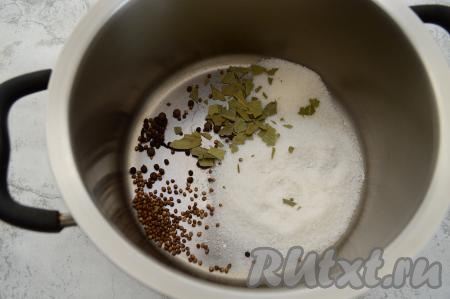 Лавровые листья разломать на небольшие кусочки. Всыпать в кастрюлю соль, сахар, измельчённые лавровые листья, зёрна кориандра, горошины чёрного и душистого перцев, бутоны гвоздики.