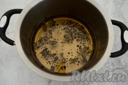 После того как температура рассола станет ниже 40 градусов, можно приступать непосредственно к засолке скумбрии.