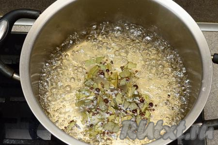 После того как рассол со специями закипит, убавив огонь, проварить его 2-3 минуты (то есть до растворения кристаллов соли и сахара). Затем накрыть кастрюлю с пряным рассолом крышкой и оставить остывать. 
Необязательно ждать, когда рассол полностью остынет, как только температура будет ниже 40 градусов, можно будет закладывать рыбку в рассол.