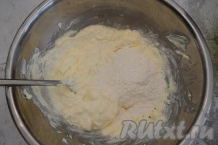 Вилкой перемешать творожную массу до однородности. Всыпать половину муки.