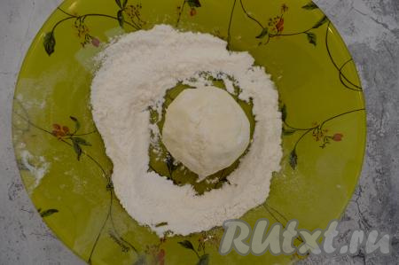 Затем на отдельную тарелку насыпать примерно 1,5 столовых ложки муки. Обычно из указанного количества ингредиентов я формирую 8 сырников. Поэтому получившееся творожное тесто я зрительно делю на 8 частей. Влажными руками взять одну часть теста, сформировать округлую заготовку сырника и обвалять со всех сторон в муке. Аналогично сформировать все заготовки сырников из творожного сыра. Руки перед формирование сырников нужно смачивать водой для того, чтобы липкое тесто не приставало к ладоням и сформированные сырники легко обваливались в муке, равномерно покрываясь мучной панировкой. Хорошая мучная панировка сырников важна, она создаёт аппетитную золотистую корочку при жарке.