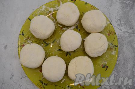 Выложить все 8 заготовок сырников на тарелку. 