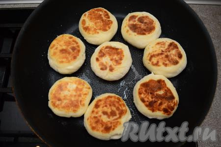 Сковороду хорошо разогреть с растительным маслом, затем выложить заготовки сырников. Жарить сырники из творожного сыра на среднем огне чуть дольше, чем обычные (примерно по 3-4 минуты с каждой стороны). Они должны хорошо прожариться внутри. Можно дополнительно в конце жарки выключить огонь, перевернуть сырники и подержать их 5 минут под крышкой, чтобы они хорошо пропарились.