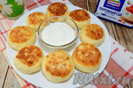 Вот такие аппетитнейшие, нежные, пышные сырники из творожного сыра "Хохланд" получились. Подавать их лучше всего горячими, дополнив мёдом, вареньем, а мне нравится кушать их со сметаной.