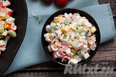 Непосредственно перед подачей заправить салат майонезом, посолить и перемешать.