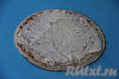 Смазать остывший блин частью заварного крема, немного отступив от краёв блинчика.