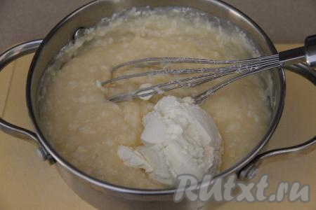 Затем в крем добавить сливочное масло комнатной температуры, перемешать до однородности.