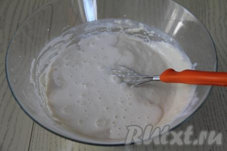 Затем влить молоко, добавить яйца и ещё раз хорошо перемешать.