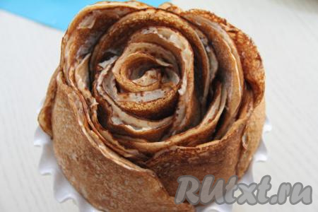 А дальше снова сформировать полоску из трёх блинов, смазанных кремом и выложенных внахлёст. Обернуть получившуюся полоску вокруг рулета из блинов, прижимая слои друг к другу. Таким образом постепенно сформировать весь блинный торт "Роза".&nbsp;