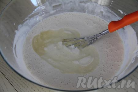 Влить в блинное тесто растительное масло, снова перемешать до однородности. Оставить тесто "отдохнуть" минут на 7-10. Блинное тесто должно получиться не густым, но и слишком жидким оно быть не должно.