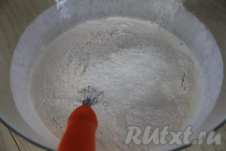 В запенившуюся смесь кефира и соды всыпать муку, соль и сахар, перемешать венчиком.