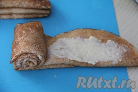 Свернуть эти три блина в рулет.