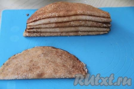 Сложить блин пополам кремом внутрь. Я сформировала блинный торт в виде розы из 15 блинов. Поэтому 15 блинчиков смазала кремом и сложила пополам кремом внутрь.