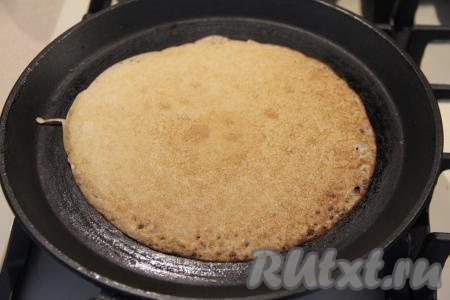 Сковороду диаметром 20 сантиметров немного смазать растительным маслом, хорошо прогреть, влить половник теста. Тесто равномерно распределить по дну сковородки и жарить блин на среднем огне до подрумянивания с двух сторон. Готовый аппетитный блинчик переложить со сковороды на тарелку. Периодически перемешивая тесто и смазывая сковороду только по мере необходимости, постепенно пожарить все блины (у меня обычно получается 23-25 штук), складывая их стопкой на тарелку.