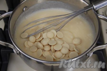 Снять кастрюлю с кремом с огня. Добавить в горячий крем шоколад, поломанный на кусочки (я добавила шоколадные капли), тщательно перемешать (до полного растворения шоколада в креме).