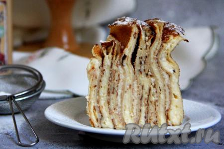 Посмотрите, каким получается торт "Роза" в разрезе. В этом десерте блины прекрасно сочетаются с заварным кремом.