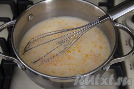 Постоянно помешивая, довести крем до кипения.