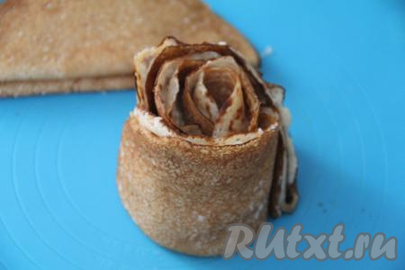 У нас получится рулетик из трёх блинов, поставить его в центр плоской тарелки (или на подставку для торта).