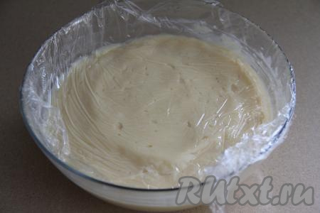 Переложить крем в миску и, накрыв его пищевой плёнкой так, чтобы плёнка лежала на поверхности крема, оставить до полного остывания. Я варила крем вечером и оставила его для стабилизации в холодильнике на ночь. Плёнка, которая лежит на поверхности крема, не даст крему сверху покрыться корочкой.