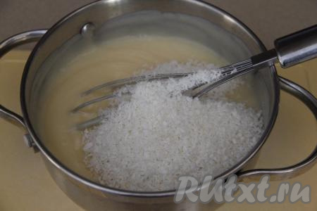 Всыпать кокосовую стружку и перемешать.