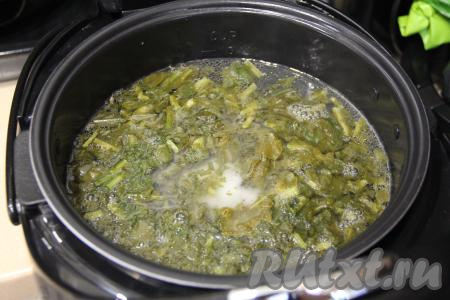 Посолить суп по вкусу, добавить щавель, перемешать.