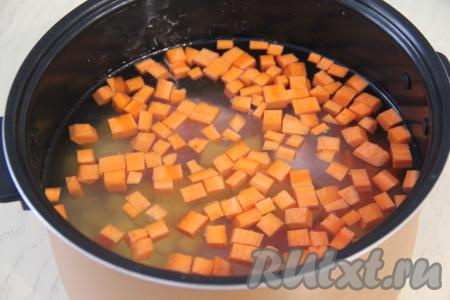 Влить воду до риски (я влила 3 литра).