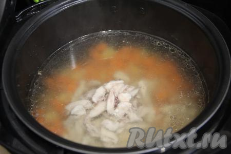 Мясо вернуть в кастрюлю.&nbsp;