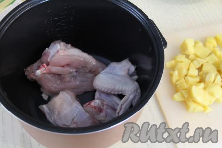 В чашу мультиварки выложить кусочки курицы.