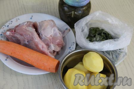 Подготовить продукты для приготовления щавелевого супа в мультиварке. Картошку и морковь почистить. Кусочки курицы вымыть. Я использовала замороженный щавель, но можно взять и консервированный щавель или свежий. Свежий щавель нужно будет промыть водой, нарезать на полоски.