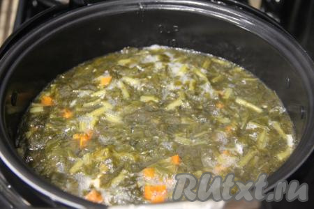 Закрыть крышку мультиварки и на режиме "Варка" довести суп до кипения. Как только суп закипит, выключить мультиварку.