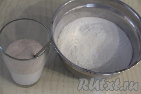 Пока варится картофель, замесим тесто. Для этого нужно подогреть молоко до 38-40 градусов, перелить в небольшую ёмкость, всыпать дрожжи и сахар, хорошо перемешать и оставить опару минут на 10 (до появления на поверхности пышной шапочки). Молоко, в котором разводятся дрожжи, должно быть тёплым (примерно 38-40 градусов). Если температура молока будет выше 42 градусов, дрожжи погибнут и тесто в дальнейшем не поднимется.