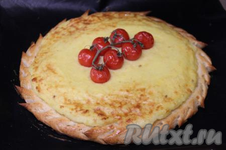 Выпекать дрожжевой пирог с картошкой и сыром в разогретой духовке при температуре 200 градусов 30 минут (до подрумянивания).