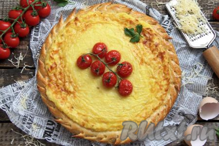 Готовый пирог из дрожжевого теста с картошкой и сыром достать из духовки и подать к столу в горячем виде.