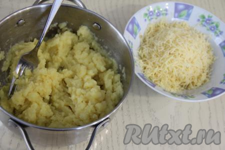 Сыр натереть на мелкой тёрке.