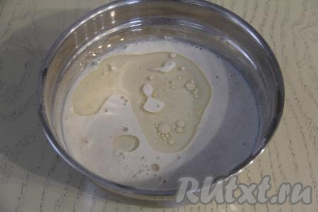 150 грамм муки просеять в глубокую миску, добавить запенившуюся опару, соль, влить растительное масло, вначале перемешать ложкой, а затем продолжить замешивать руками. Частями всыпая оставшуюся просеянную муку, хорошо вымесить тесто, замешивая практически не липнущее к ладоням, пластичное тесто.