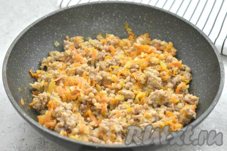 Перемешиваем овощи с фаршем и обжариваем 7-8 минут, достаточно часто перемешивая лопаткой и разбивая кусочки фарша.